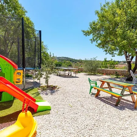 Villa Villa Vicina Heritage Villa For 9,Milna - Close To Restaurants And Shops